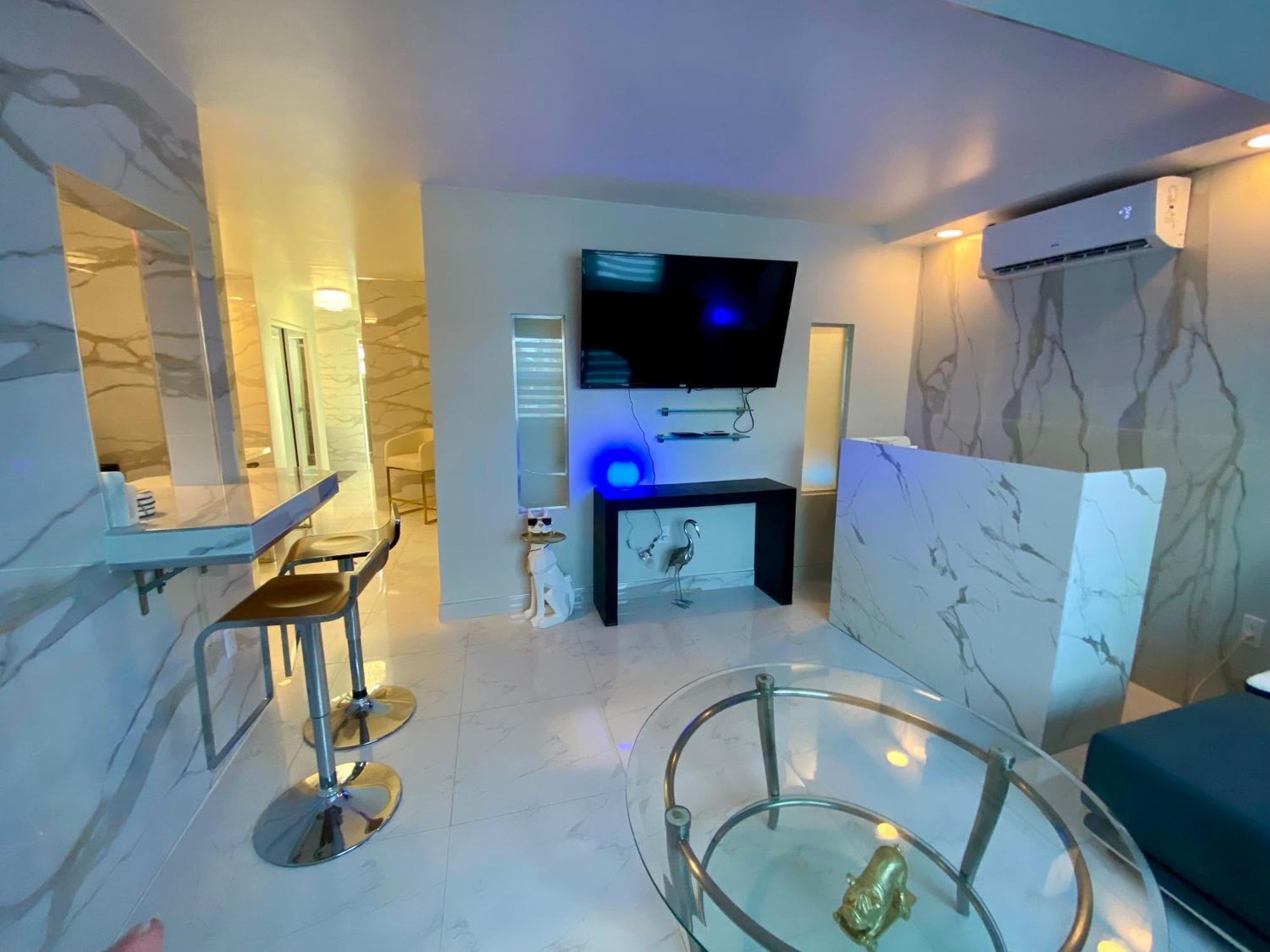 Luxurious Remodeled Direct Waterfront Apartment With Miami Skyline View And Outdoor Terrace Free Parking 5Min Drive To 迈阿密海滩 外观 照片