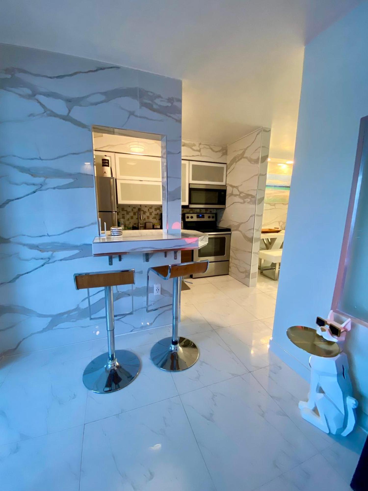 Luxurious Remodeled Direct Waterfront Apartment With Miami Skyline View And Outdoor Terrace Free Parking 5Min Drive To 迈阿密海滩 外观 照片