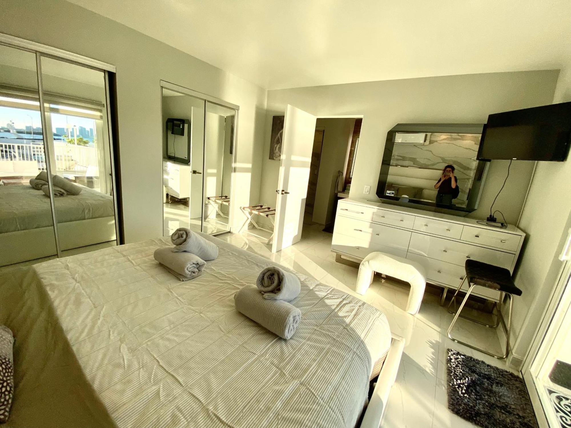 Luxurious Remodeled Direct Waterfront Apartment With Miami Skyline View And Outdoor Terrace Free Parking 5Min Drive To 迈阿密海滩 外观 照片