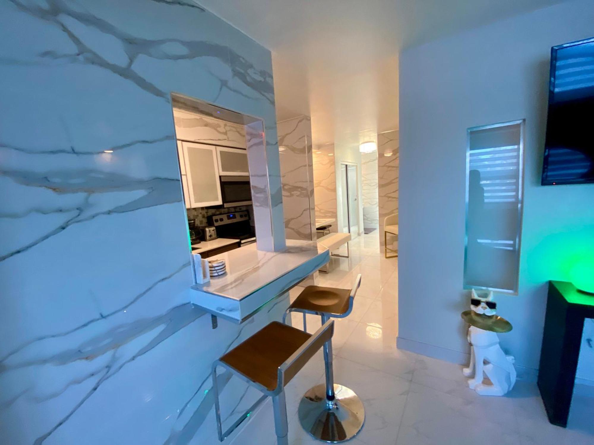 Luxurious Remodeled Direct Waterfront Apartment With Miami Skyline View And Outdoor Terrace Free Parking 5Min Drive To 迈阿密海滩 外观 照片
