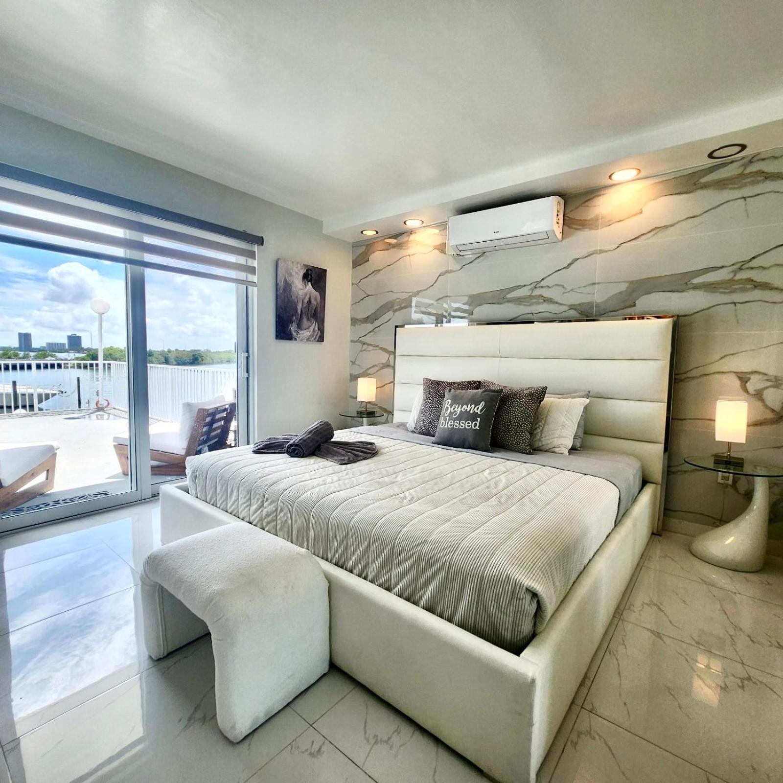 Luxurious Remodeled Direct Waterfront Apartment With Miami Skyline View And Outdoor Terrace Free Parking 5Min Drive To 迈阿密海滩 外观 照片